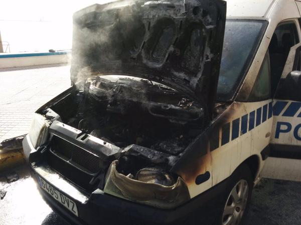 Arde un coche patrulla en el Paseo Marítimo